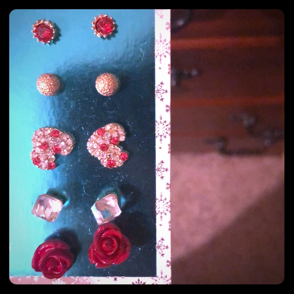 I’m selling these earrings that have not been worn